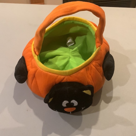 Halloween plush Trick or treating bucket. - Picture 2 of 7